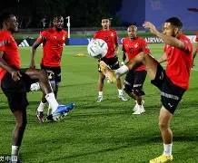 包含拉齐奥内部沟通备战意大利杯新疆广汇赛前伤情更新，媒体一致点评：费耶诺德完成体检备战意甲的词条